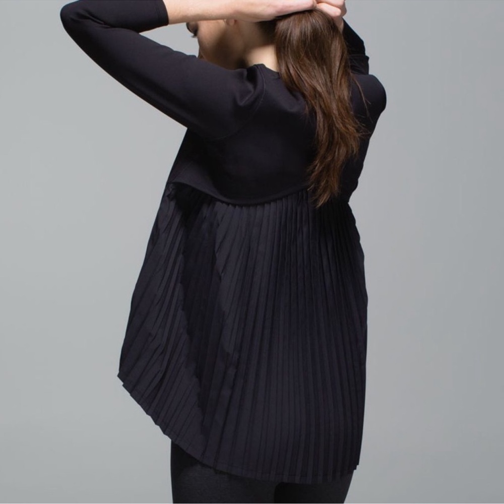 Lululemon women’s accordion back-Top